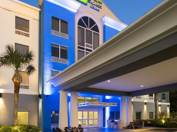 Holiday Inn Express & Suites St. Pete I-275