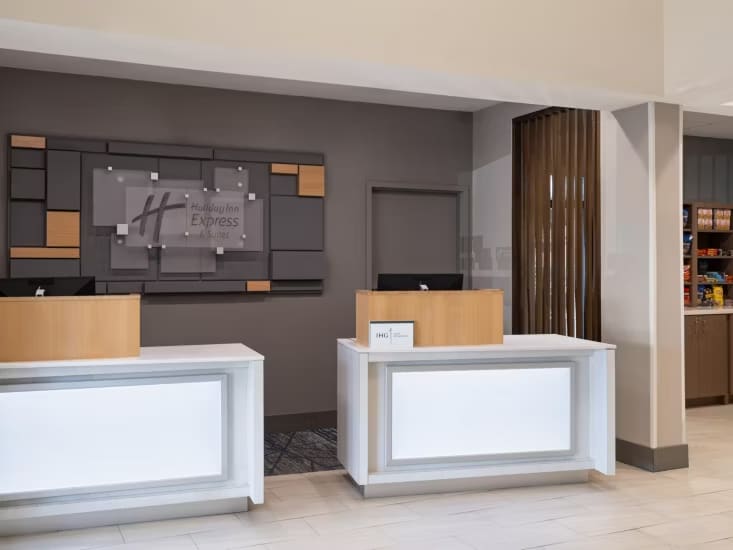 Holiday Inn Express & Suites St. Pete I-275